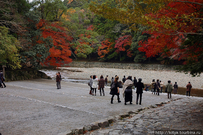 Место, где пилигримы совершают очистительное омовение рук в реке Исэ, прежде чем идти к главному святилищу Исэ, Япония