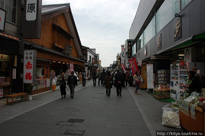 Торгово-ресторанная улица, примыкающая к святилищу. Исэ, Япония