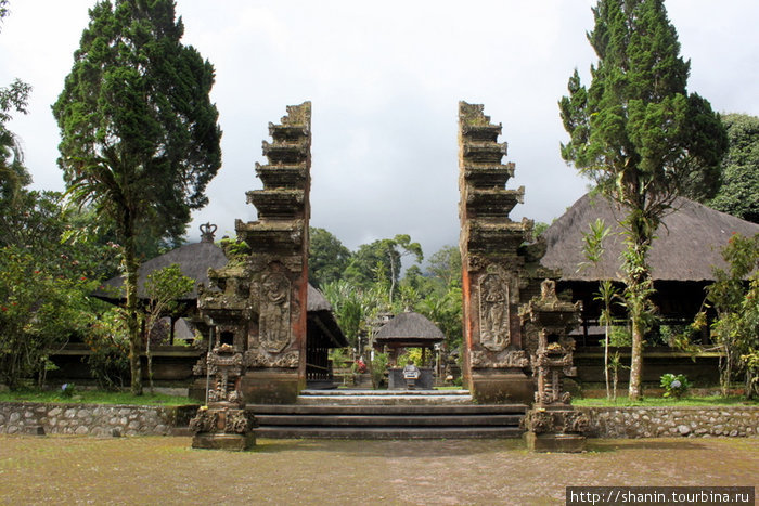 Расколотые ворота в Пура Лухур Батукару Бали, Индонезия