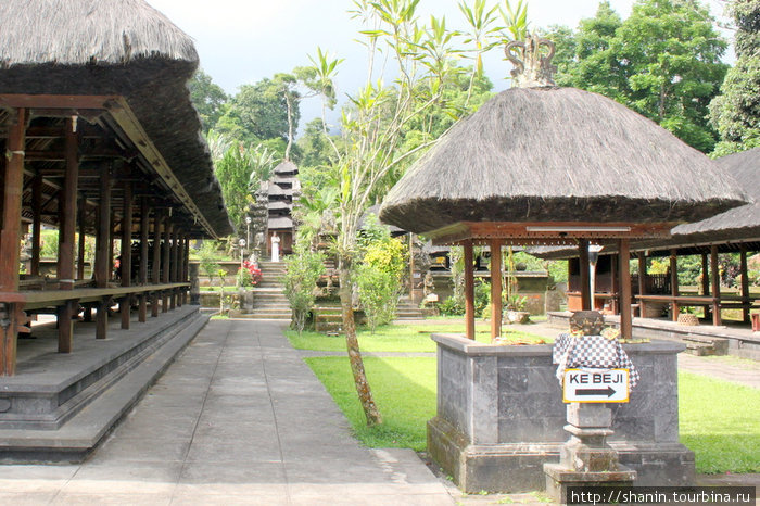 Во втором дворе Пура Лухур Батукару Бали, Индонезия