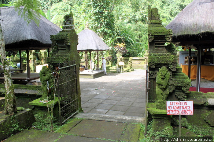 Ворота в Пура Лухур Батукару Бали, Индонезия