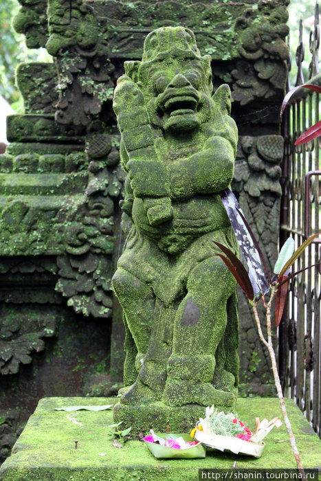 Зазеленевший каменный идол Бали, Индонезия
