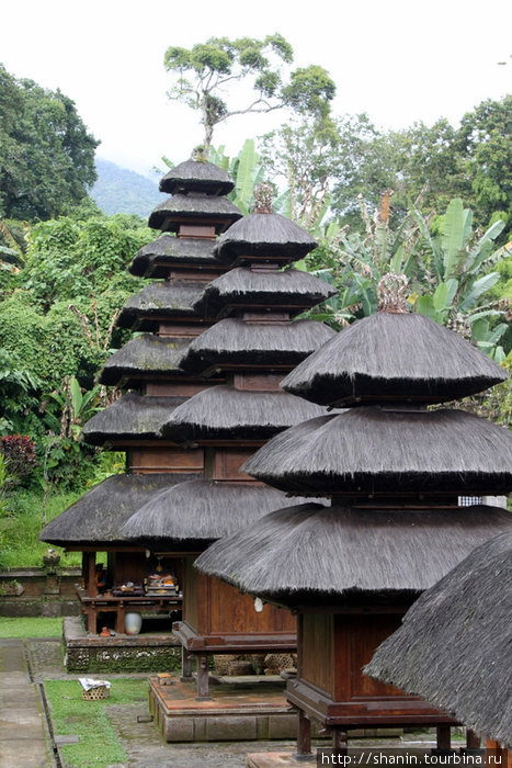Многоярусные пагоды в храме Пура Лухур Батукару Бали, Индонезия