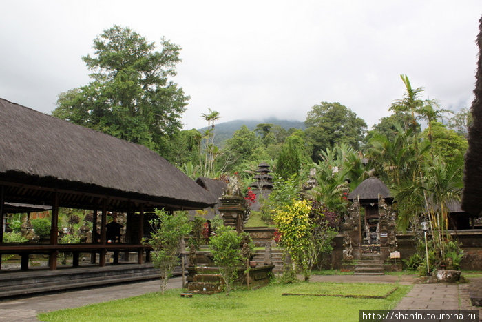 Во внутреннем дворе Бали, Индонезия