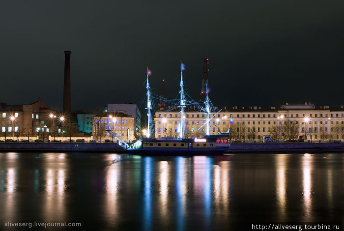 Вечером вдоль по набережной Большой Невки, ноябрь Санкт-Петербург, Россия