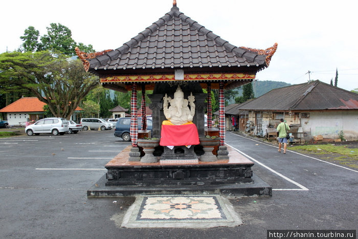 Храм у входа — нас встречает Ганеша Бали, Индонезия