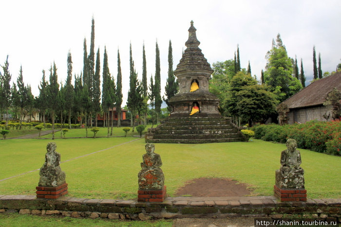 Буддистская ступа стоит немного особняком от индуистских сооружений Бали, Индонезия