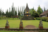 Буддистская ступа стоит немного особняком от индуистских сооружений