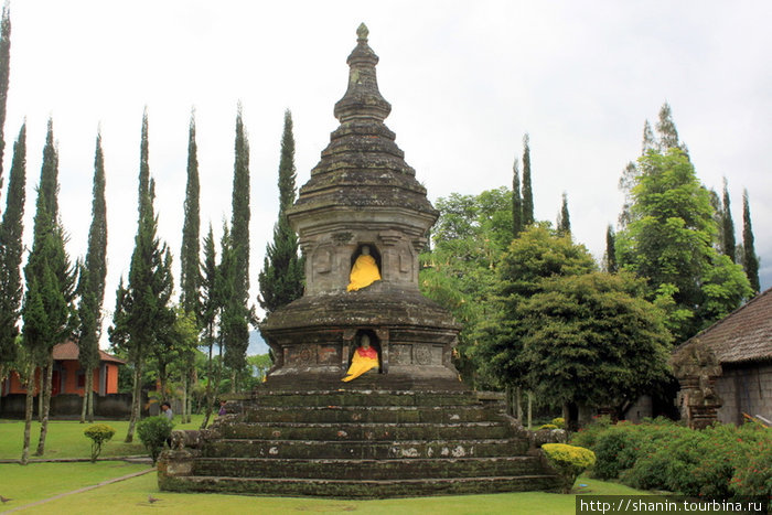 Буддистская ступа в храме Улан Дану Бали, Индонезия