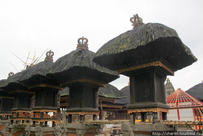 Чисто балийские пагоды с соломенными крышами