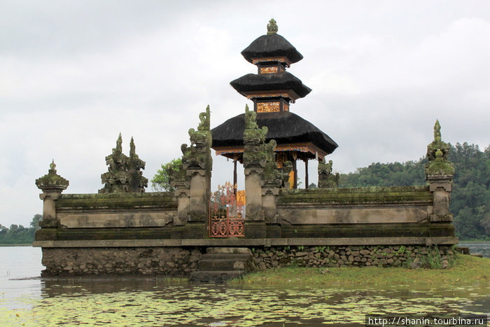 Храм на озере Барантан