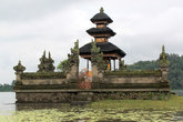 Храм на озере Барантан