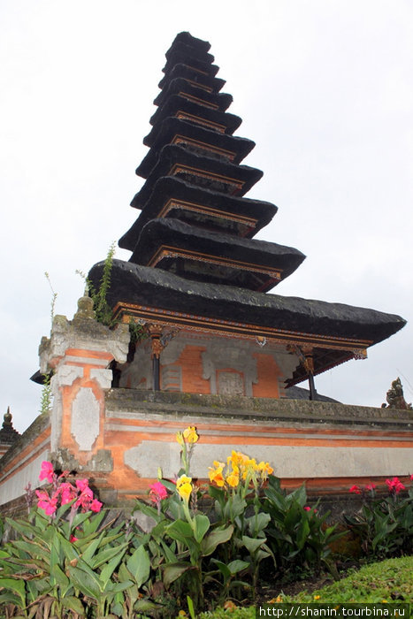 Многоярусная пагода в храме Улан Дану Бали, Индонезия