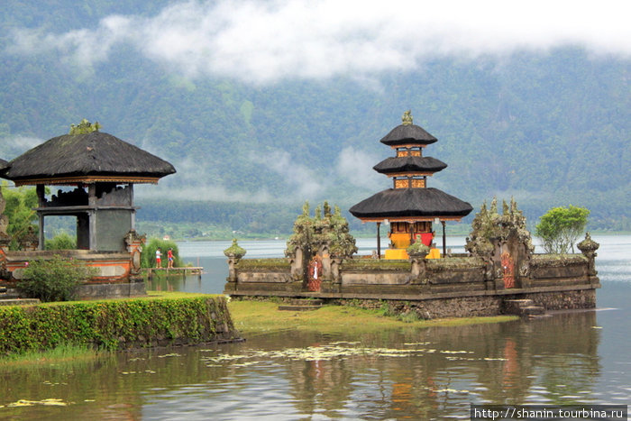 Храм и облако Бали, Индонезия