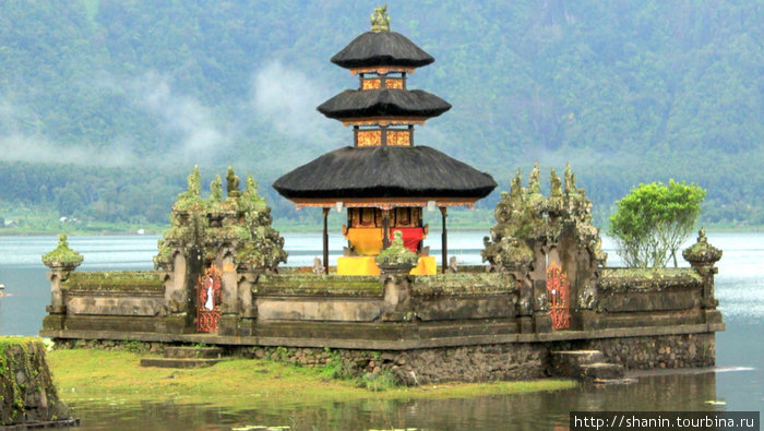 Храм Улан Дану на озере Барантан
