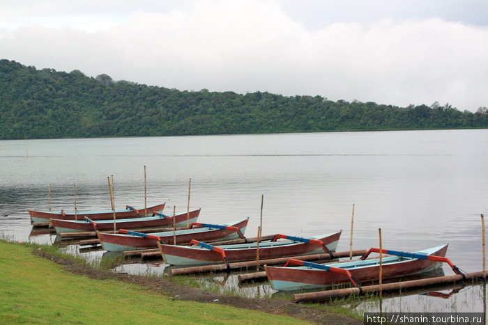 Лодки на озере Барантан Бали, Индонезия