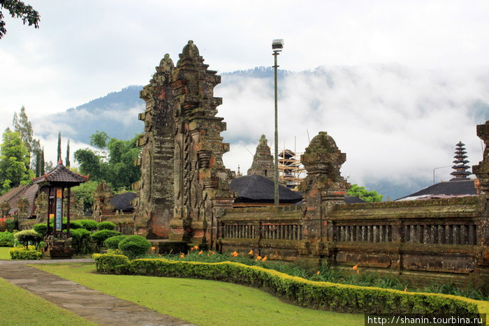 Торжественные ворота Бали, Индонезия