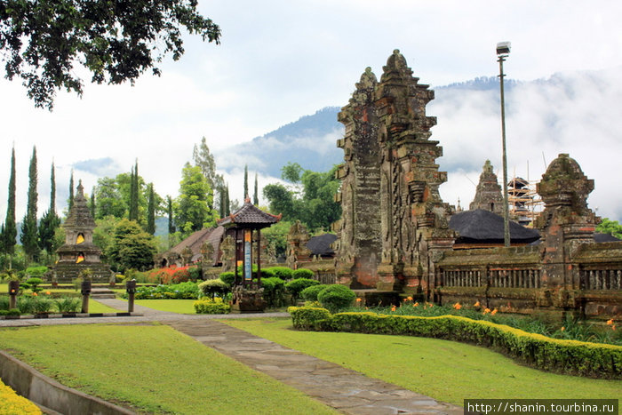 Улан Дану - храм на озере Бали, Индонезия