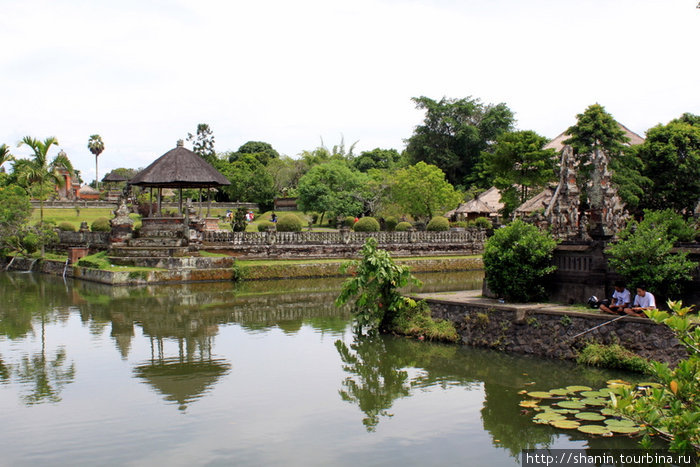 Храм Таман Аюн окружен широкими каналами Убуд, Индонезия