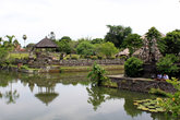 Храм Таман Аюн окружен широкими каналами