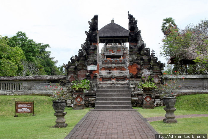 Торжественные ворота во второй двор храма Убуд, Индонезия