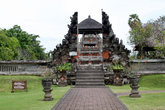 Торжественные ворота во второй двор храма