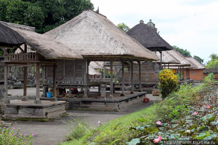 В храме Таман Аюн Убуд, Индонезия