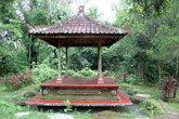 Беседка в парке у храма Таман Аюн