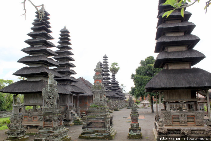 Пагоды в храме Таман Аюн Убуд, Индонезия