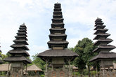 Три многоярусные пагоды в храме Таман Аюн