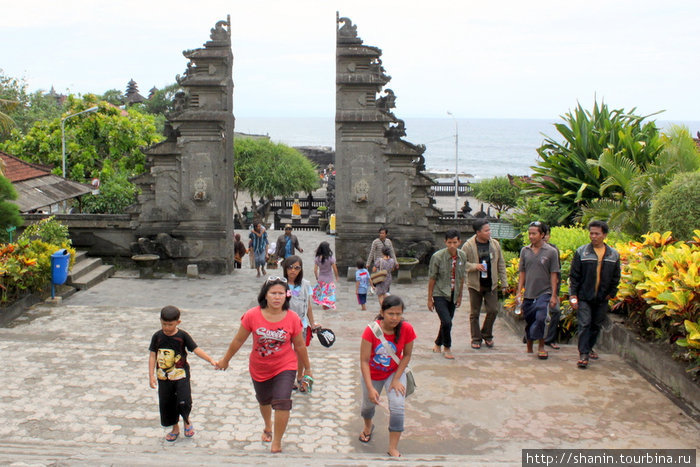 Расколотые ворота ведут на берег моря к храму Танах-Лот Танах-Лот, Индонезия
