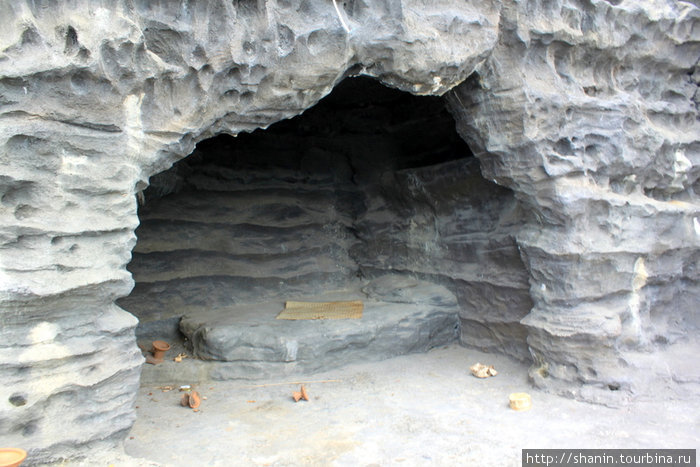 Священная пещера в храме Танах-Лот