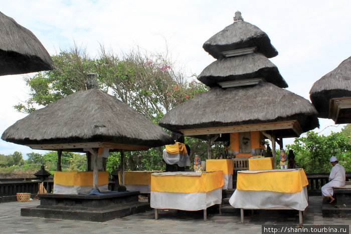 Пагоды с соломенными крышами Танах-Лот, Индонезия