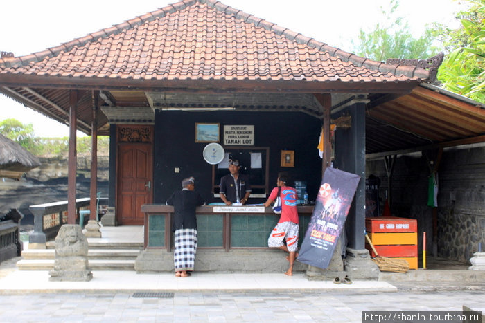 Для туристов вход — платный Танах-Лот, Индонезия