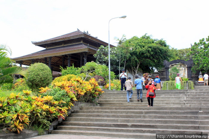 Широкая лестница к храму Танах-Лот Танах-Лот, Индонезия