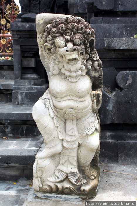 Статуя у входа Танах-Лот, Индонезия
