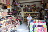 Сувенирный магазинчик у храма Танах-Лот