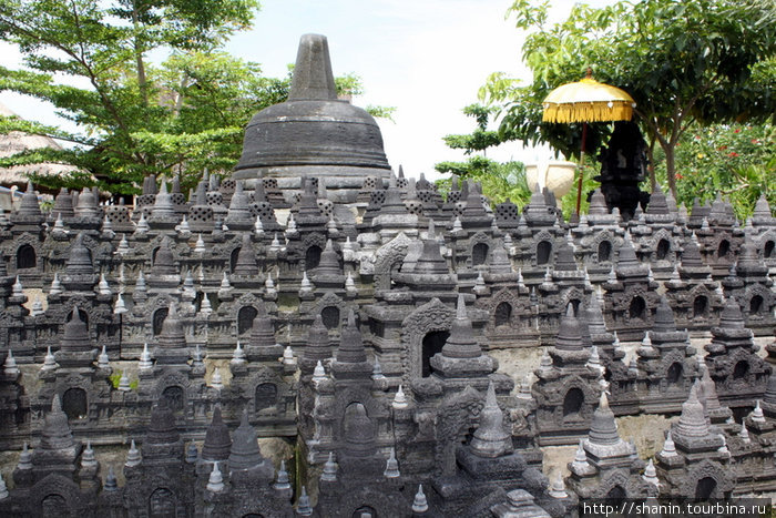 Уменьшенная копия храма-горы Боробудур Бали, Индонезия