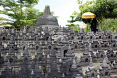 Уменьшенная копия храма-горы Боробудур