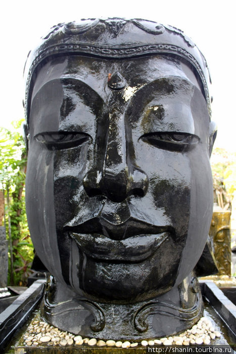 Мокрая голова Будды — скульптура-фонтан Бали, Индонезия