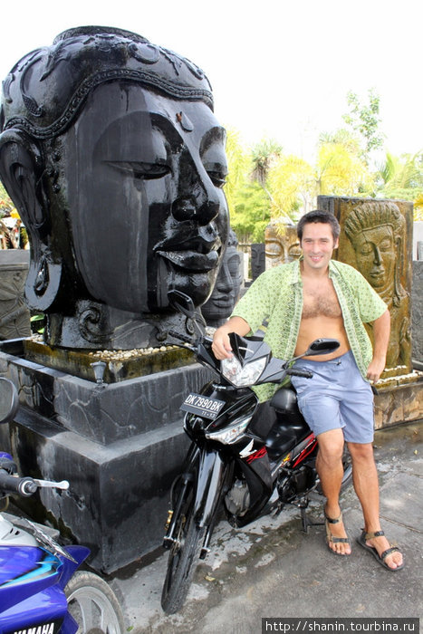 Голова Будды и Олег Семичев — в качестве эталона размера Бали, Индонезия