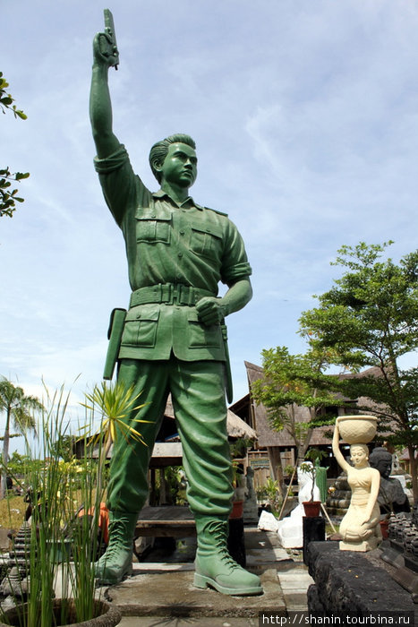 Комиссар с пистолетом Бали, Индонезия