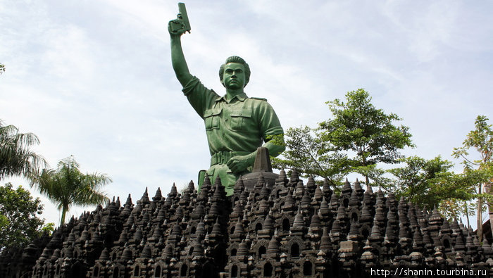Герой революции над Боробудуром Бали, Индонезия