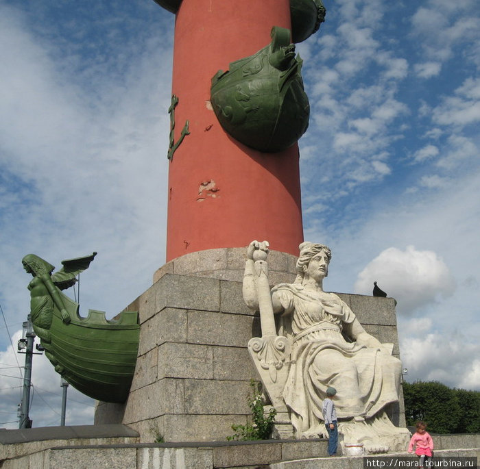 Скульптуры у оснований ростральных колонн символизируют великие русские реки — Волгу, Днепр, Неву и Волхов Санкт-Петербург, Россия