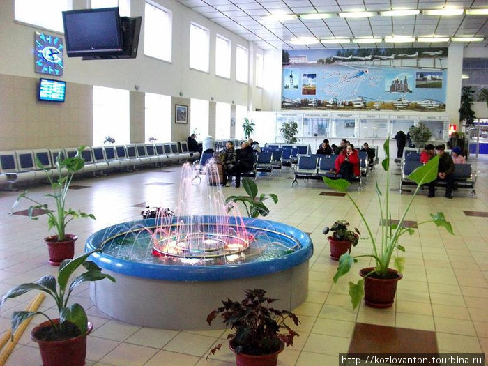 Внутри аэровокзала и просторно, и уютно. Нижневартовск, Россия