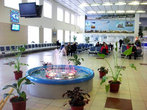 Внутри аэровокзала и просторно, и уютно.
