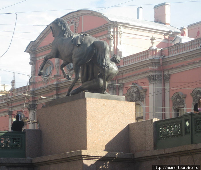 Бронзовые кони скульптора П.К Клодта на Аничковом мосту через Фонтанку в створе Невского проспекта стали одним из символов Петербурга. Они олицетворяют собой победу человека над силами природы Санкт-Петербург, Россия