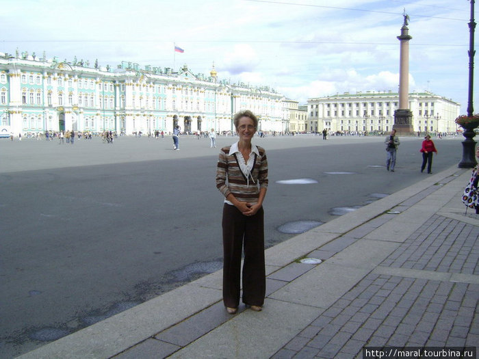 И перед младшею столицей
померкла старая Москва,
как перед новою царицей
порфироносная вдова.
Зимний дворец — парадная резиденция российских монархов с 1762 по февраль 1917 г. Санкт-Петербург, Россия