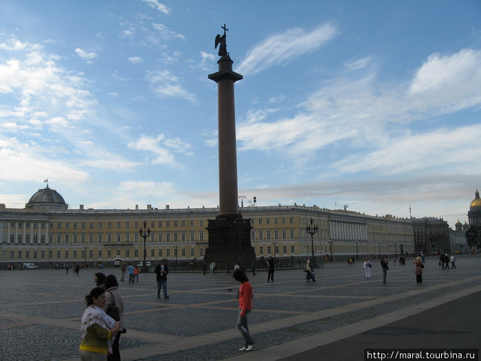 Александровская колонна (арх. Огюст Монферран) воздвигнута в 1829-1834 гг. по воле Николая I, чтобы увековечить деяния императора Александра I — победителя Наполеона в Отечественной войне 1812 года Санкт-Петербург, Россия