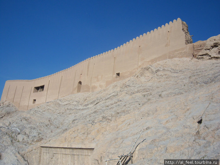 Крепостная стена: справа виден оригинальный древний отрезок Тегеран, Иран